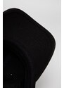 Памучна шапка с козирка Peak Performance в черно с изчистен дизайн