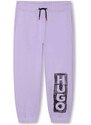 Детски памучен спортен панталон HUGO в лилаво с принт