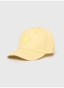 Детска памучна шапка с козирка Guess в жълто с апликация